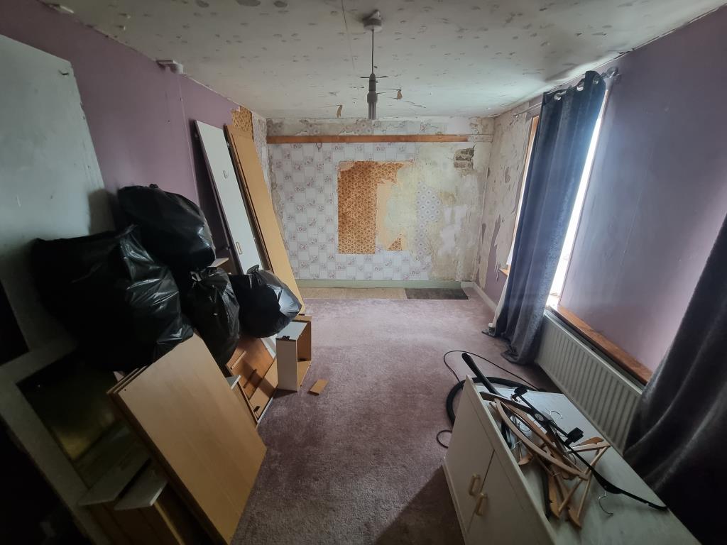 Lot: 61 - FOUR-BEDROOM TERRACE HOUSE - Bedroom 3